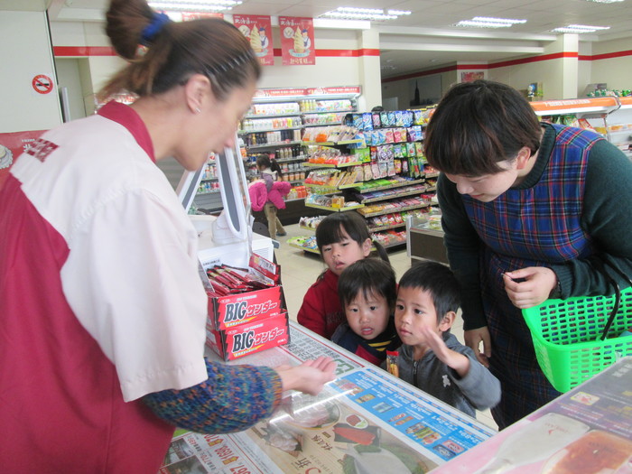 我會付錢給店員阿姨結帳